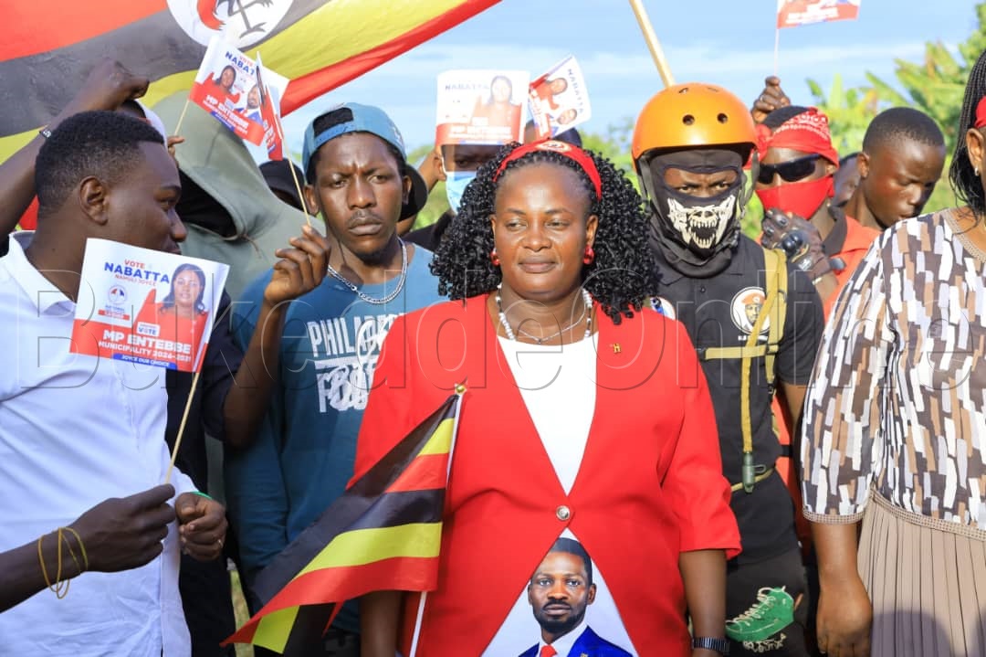 Joyce Nabatta owa NUP ng'ayogerako n'abantu be Ntebe