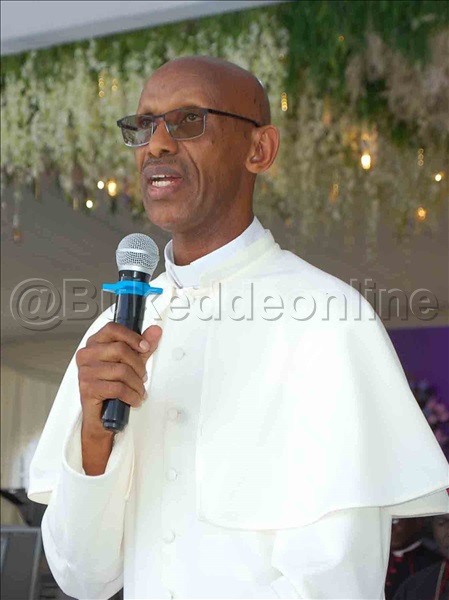 Akulira Seminario Y'e Nyenga Faaza Eugene Safari Ng'awa Obubaka Bwe.