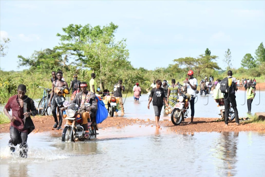 Kyagulanyi's plans were disrupted after he found the road at Apac Bridge flooded when River Moroto burst its banks. (Credit: Ponsiano Nsimbi)