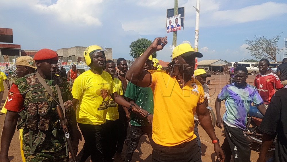 Artiste Bebe Cool joins the crowd in Busia Municipality streets to mobilize support for NRM. (Credit: George Ofwono)