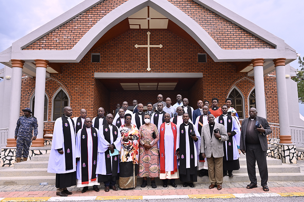 The First Lady joined the family of Venerable Reverend Mishaki Mwiine Kihondwa, the Archdeacon, at a thanksgiving service celebrating the healing of Mrs Hope Kihondwa and their children. The service was held at Nshwere Church of Uganda in North Ankole Diocese, Kiruhura District. (PPU)