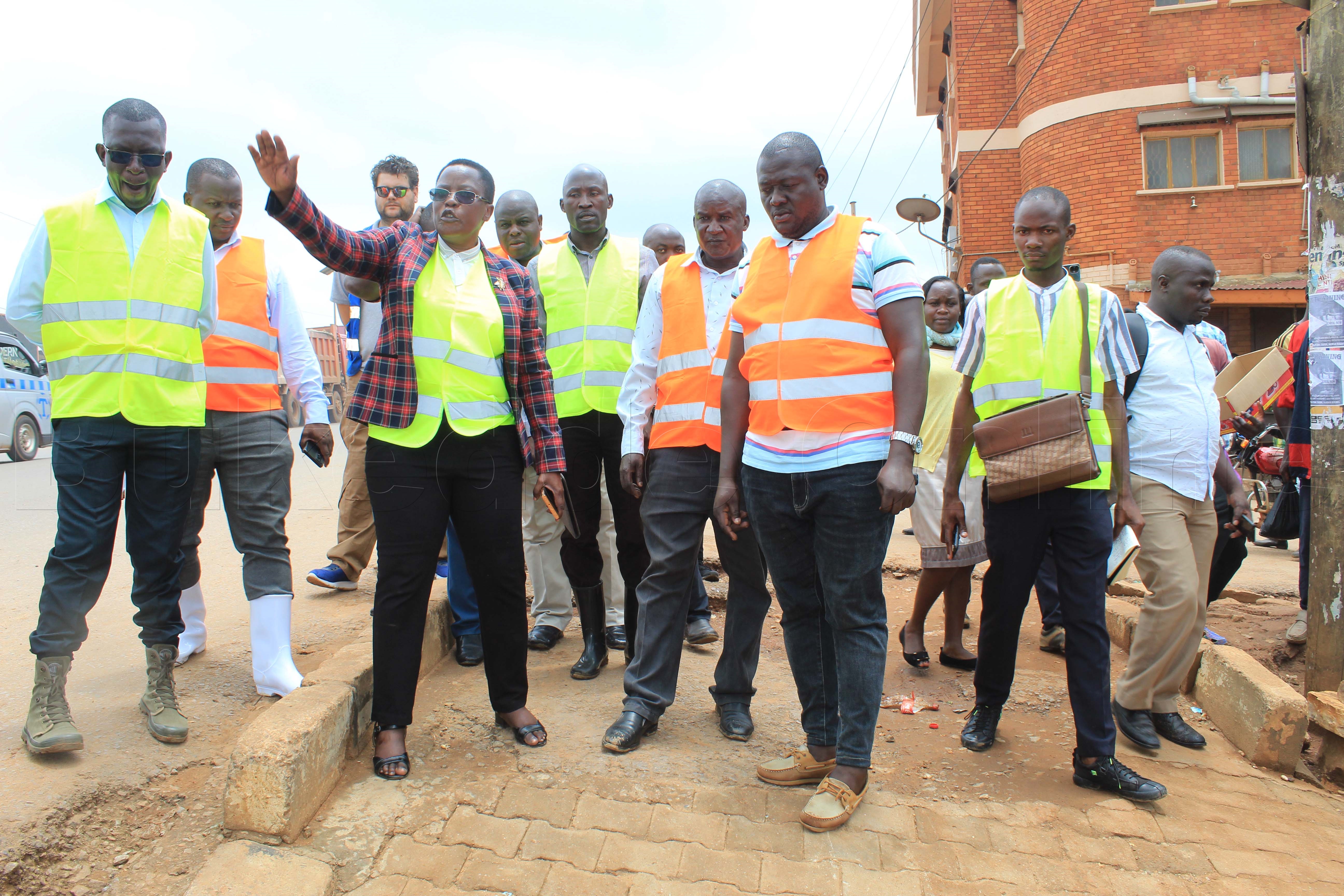Nambooze Bw'badde  Ng'aliko By'alagaba Kontulakita Mu Kifoekimu Eky'okuluguudo Luno......