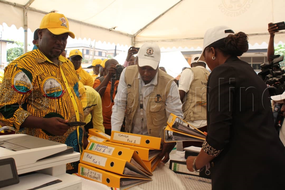 Ssaabawandiisi wa NRM Richard Tadwong ng'awaayo emikono 