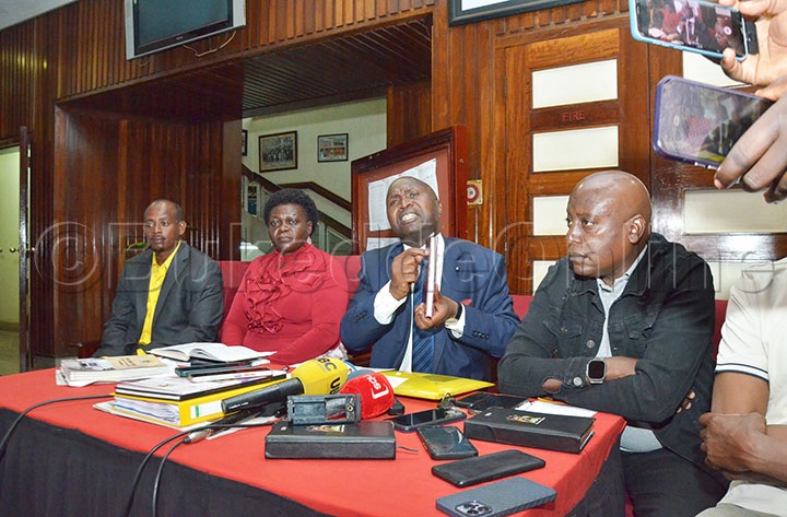 Omubaka Ssekikubo (wakati) Ng'ayogera Mu Lukung'aana Lwa Bannamawulire.