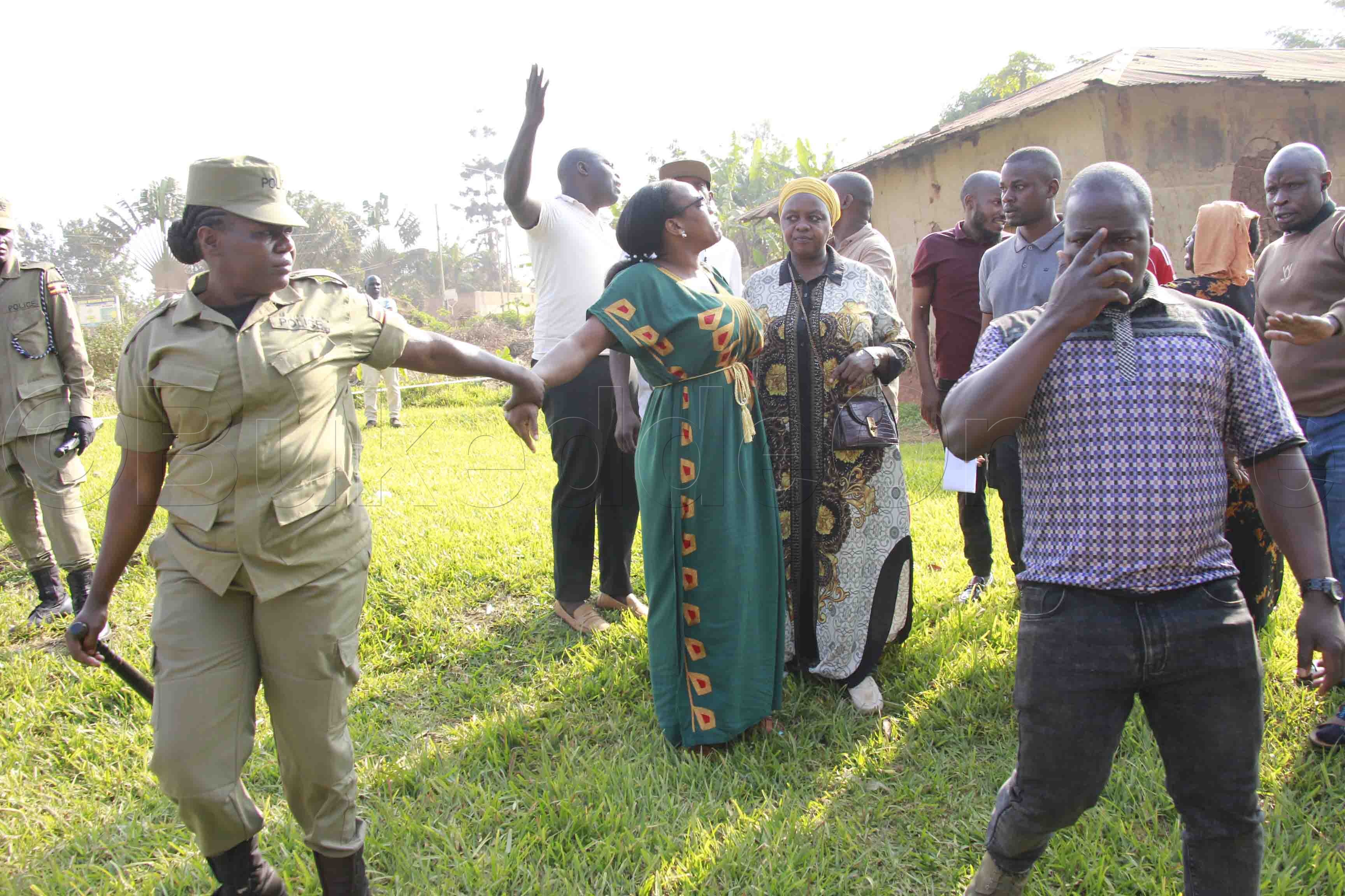 Omu ku beesimbyewo, Ritah Kizito eyabadde abiyingiddemu abatuuze ne bamusikaasiika.a okutangira okumukolako efujjo.