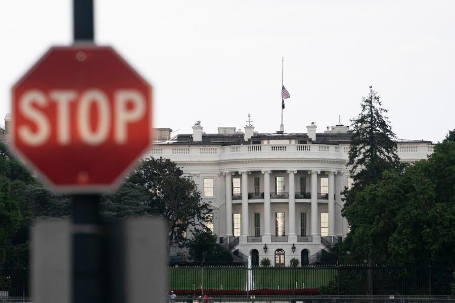 This photo taken on August. 4, 2022 shows the White House and a stop sign in Washington, DC, the United States. (Xinhua photo))