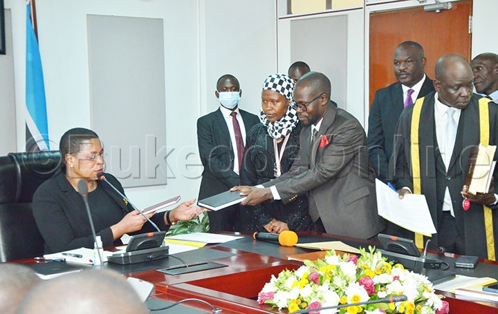Among Ng'akwasa Nalukoola Ssemateeka N'amateeka Agafuga Entuula Za Palamenti.