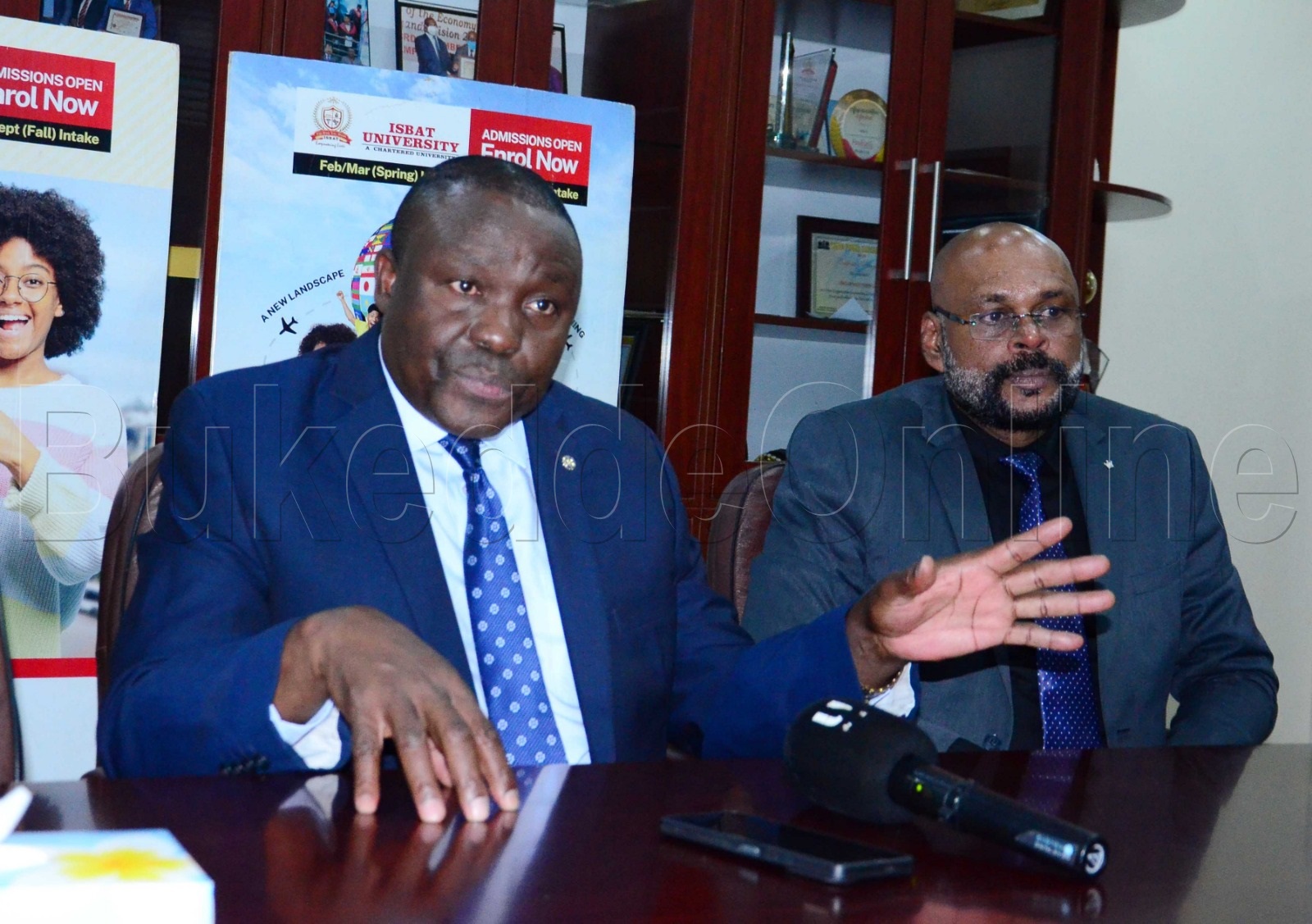 Milton Steven Owore ku kkono head people and Culture mu NSSF ate ku ddyo ye Dr Paul Giju academic registra wa ISBAT univasite nga boogerako eri abayizi ku byemirimu