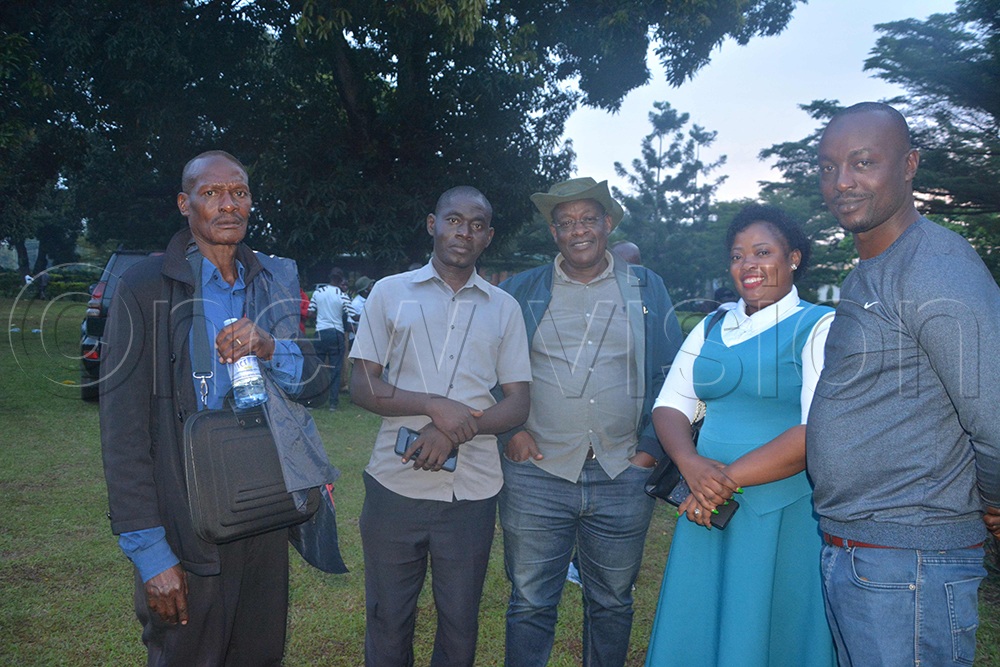 Omubiito John Apolo Rwamparo, the former Kingdom&rsquo;s 2nd Deputy Prime Minister (third right), poses for a photo with other Babiito after the meeting. (Credit: Peter Abaanabasazi)