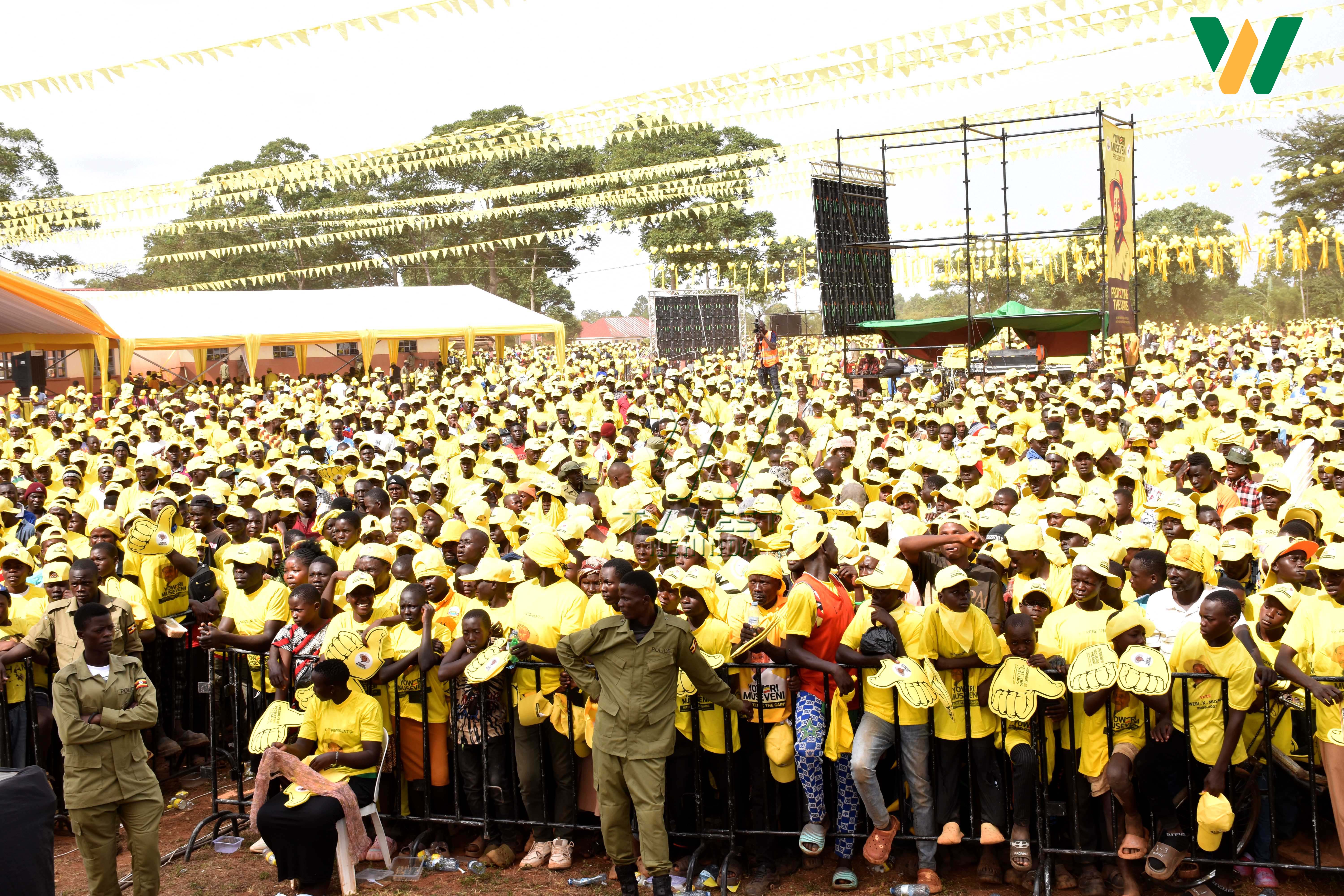 Sipiika Among naraganisa okutendeka n'okutebeekanisa abanyeishengyero abatoorainwe...(Photo by Simon Peter Tumwine)