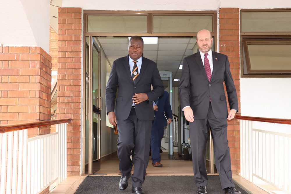 Uganda's defence minister Jacob Marksons Oboth Oboth and US Ambassador to Uganda William Popp interact after the engagement. (Credit: MODVA)