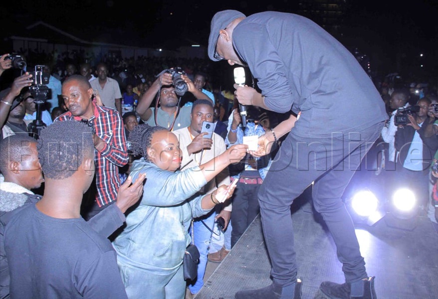 Maama Fiina ng'afuuwa Paasita Bugembe mu kivvulu kya 'Katonda w'abanaku teyeebaka'