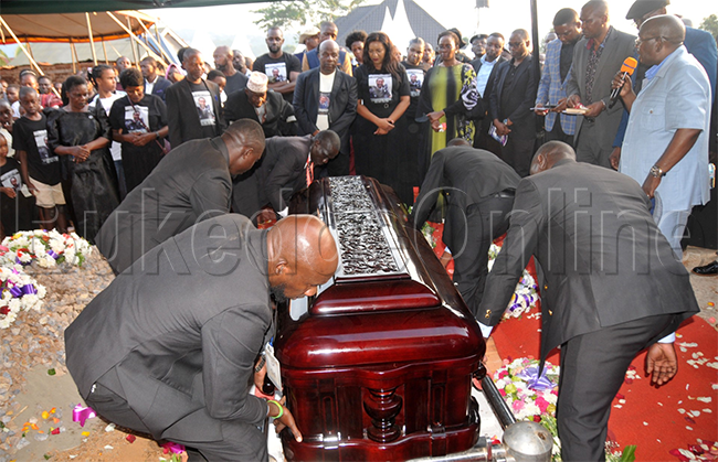 Aba Funeral service nga basitula omulambo gwa maama wa Kiganda 