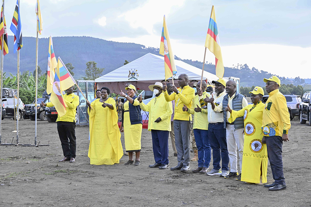 President Museveni in a group photo with aspiring Members of Parliament, LC V chairperson, councillors, and other party candidates in Rubanda District. (PPU)