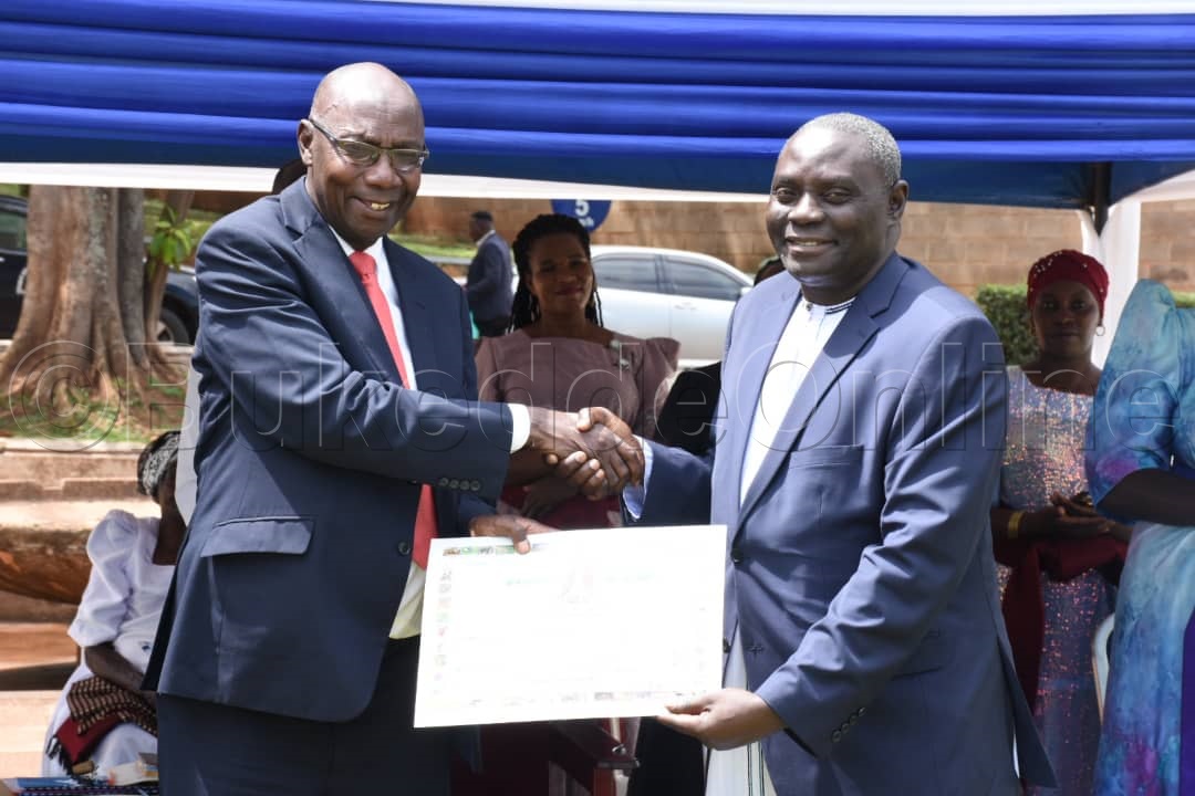 Hajji Kakomo ng'akwasa Ying. Moses Kulabako eyawaddeyo oluwalo lwa 100,000/-