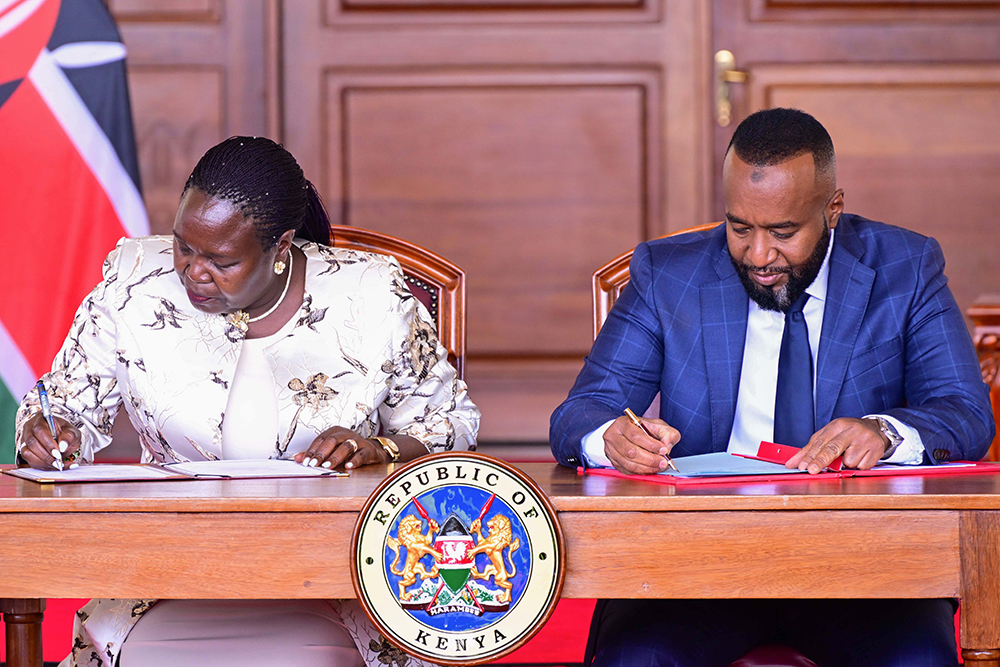 Uganda's Energy Minister Ruth Nankabirwa and her Kenyan counterpart signing an MOU on energy and minerals at Nairobi State House on Wednesday. PPU Photo