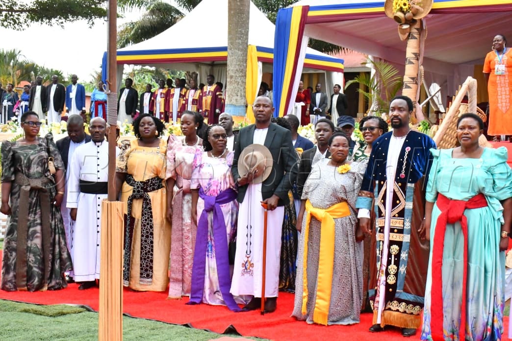 Kyabazinga n'abagenyi abamu ku baabaddeyo mu kifaananyi eky'awamu