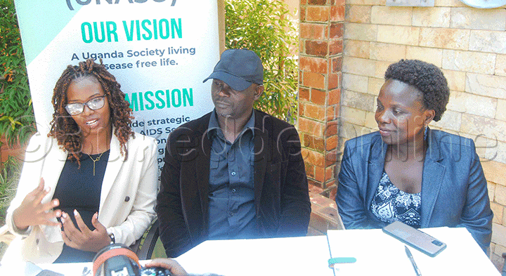 Shakirah Namwanje Okuva Mu Unaso  (ku Kkono), Moses Nsubuga (wakati) Ne Dr. Brenda Okech (ku Ddyo) Nga Baliko Bye Bannyonnyola.