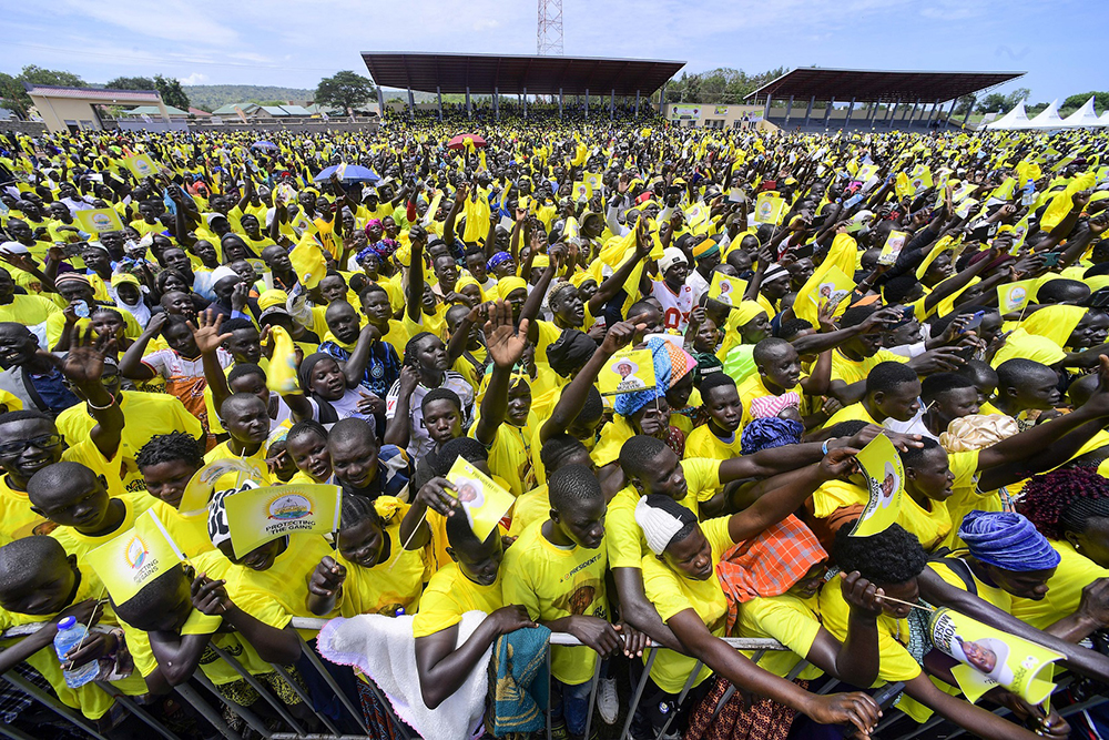 Big NRM crowd during the campaign rally at Ajai sports ground in Madi-Okollo. (PPU)