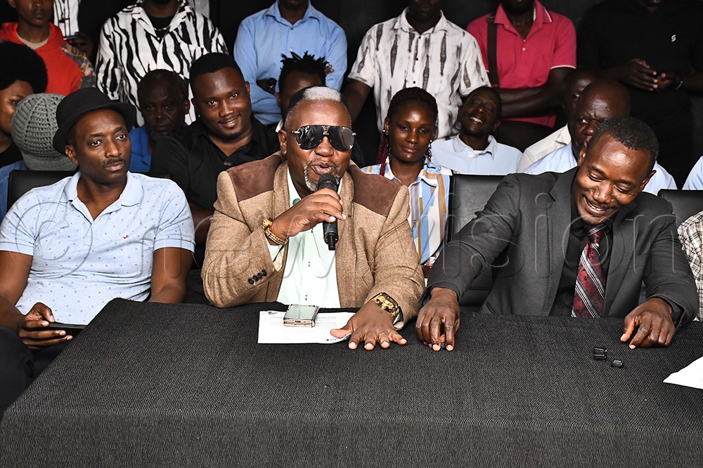 Ragga dee n'abalala lwe baali boogera ku bbago ly'etteeka lino.