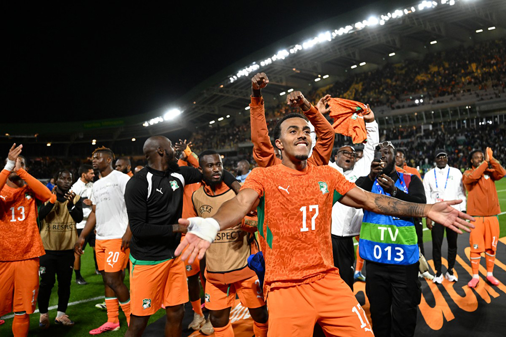 Ivory Coast's defender #17 Guela Doue and teammates celebrate their 1-2 victory after the international friendly football match between France and Ivory Coast ahead of the 2026 FIFA World Cup football tournament at the Stade de la Beaujoire in Nantes, western France, on June 4, 2026. (AFP)