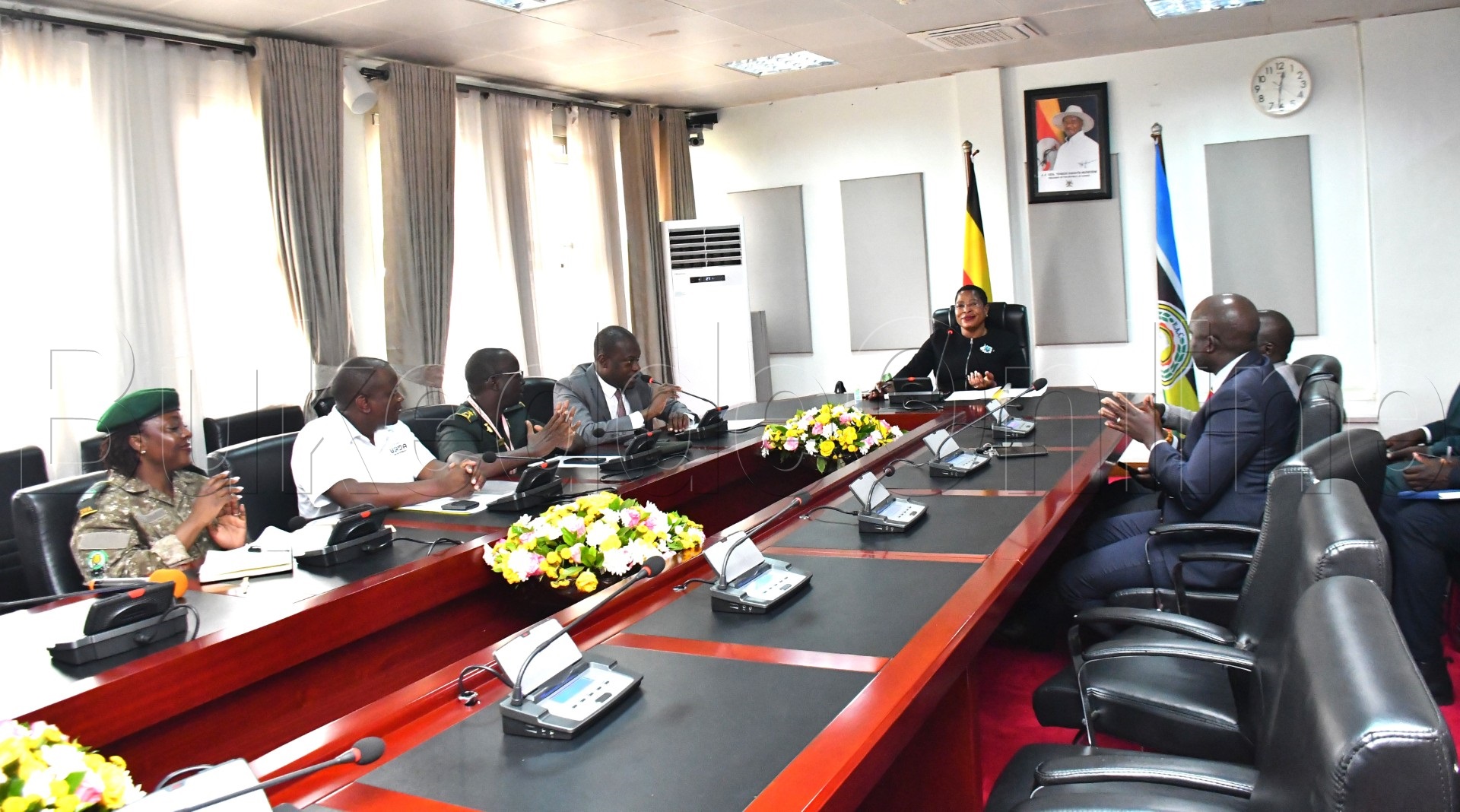 Speaker Anita Among ng'ali mu nsisinkano n'abakungu ba UWA