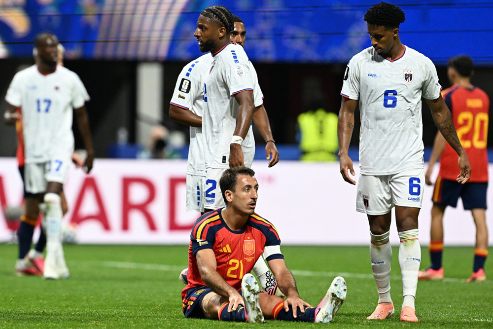 Spain's forward #21 Mikel Oyarzabal (down) reacts as Cape Verde's players celebrate at the end of the 2026 World Cup Group H football match between Spain and Cape Verde at the Atlanta Stadium in Atlanta on June 15, 2026.  (Photo by Roberto SCHMIDT / AFP)