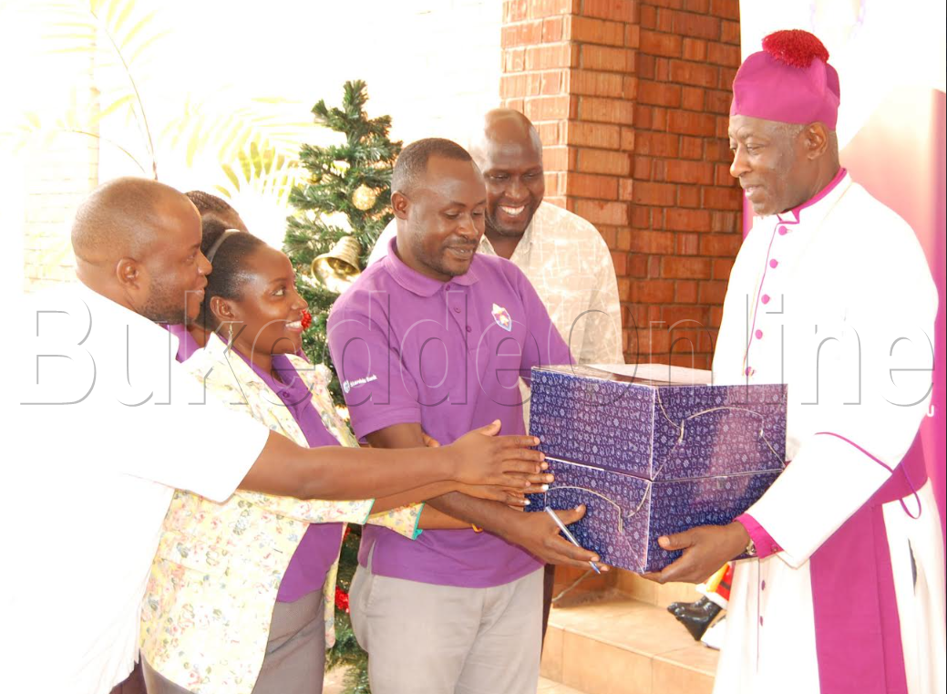 Kazimba Mugalu nga bamuwa ebirabo