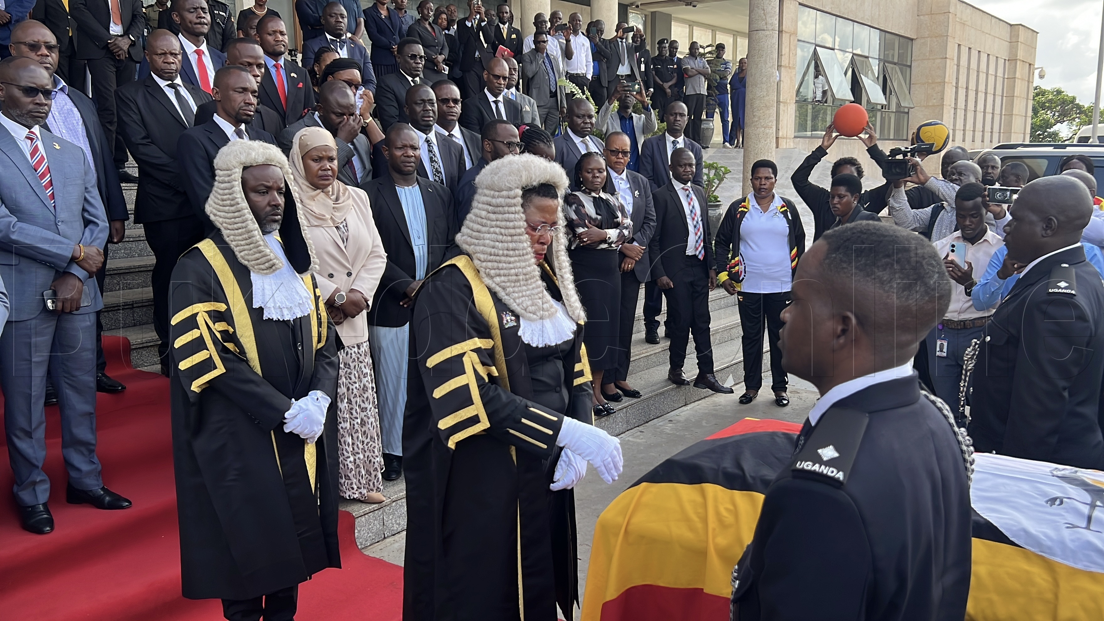 Sipiika Anita Among ng'ayaniriza omulambo gw'omubaka Helen ku palamenti