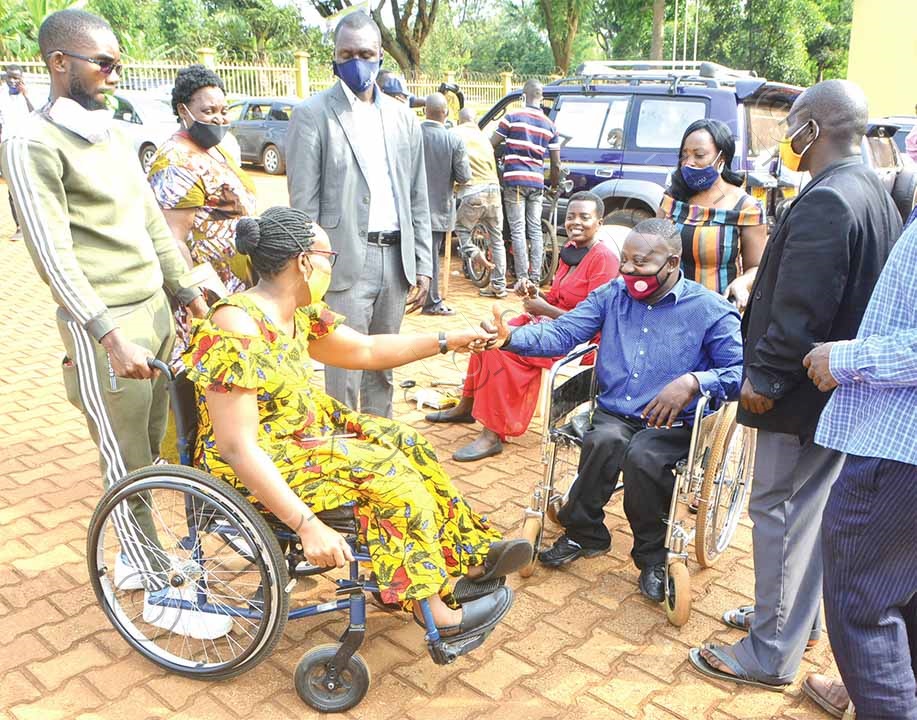 Laura Kanushu Owa Nrm (ku Kkono) Omu Ku Beesimbyewo Okukiikirira Abaliko Obulemu Ng’ayogerako N’abalonzi Abaakuhhaanidde Ku Civil Service College Of Uganda E Jinja Ku Mmande.