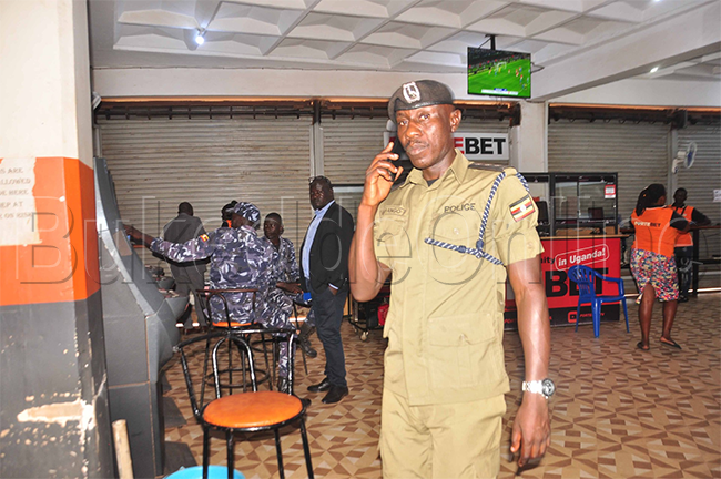 owa Poliisi ng'akuba essimu oluvannyuma lw'okutta omubbi
