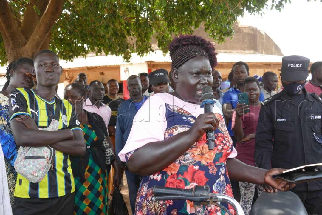 Omu ku bantu b'e Adjumani ng'ayogera ne Muntu