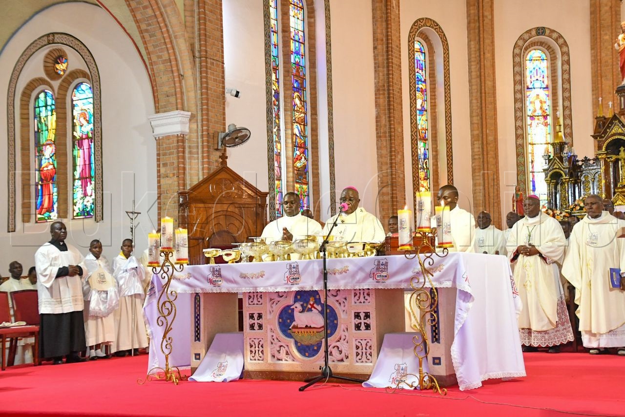 Ssaabasumba Ssemogerere ng'ayimba mmisa