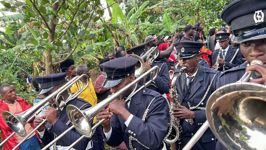 Omugenzi Helen nga bamufuuyira omulele