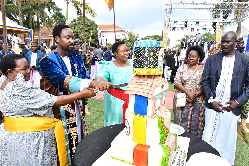 Prime Minister Robinah Nabanja (left) and Minister for Presidency Milly Babirye Babalanda (middle) join Kyabazinga William Gabula Nadiope IV (2nd left) in cutting cake as Busoga Kingdom Ministers Yudaya babirye (2nd right) and Richard Mafumo (right) look on while at the 11th Coronation Anniversary event of Kyabazinga at Busoga Kingdom headquarter ground on Saturday in Jinja City. (Photo by Donald Kiirya)