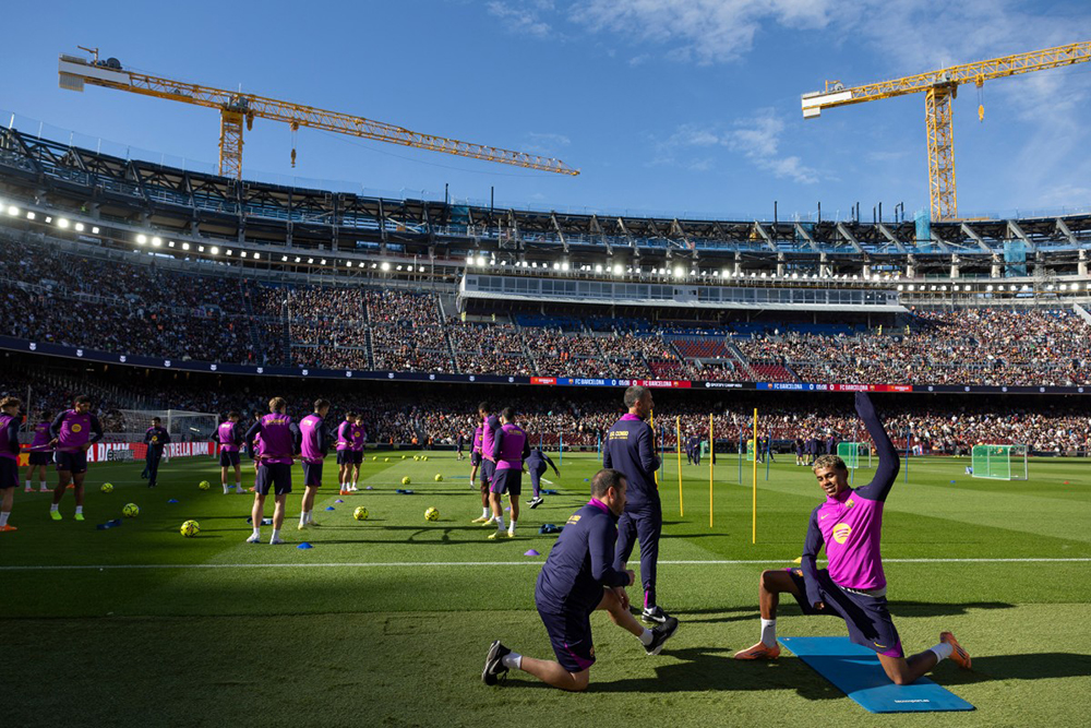 Barcelona's Spanish forward Lamine Yamal (R) takes part in the first FC Barcelona open training session at the new Camp Nou on November 7, 2025 in Barcelona. 