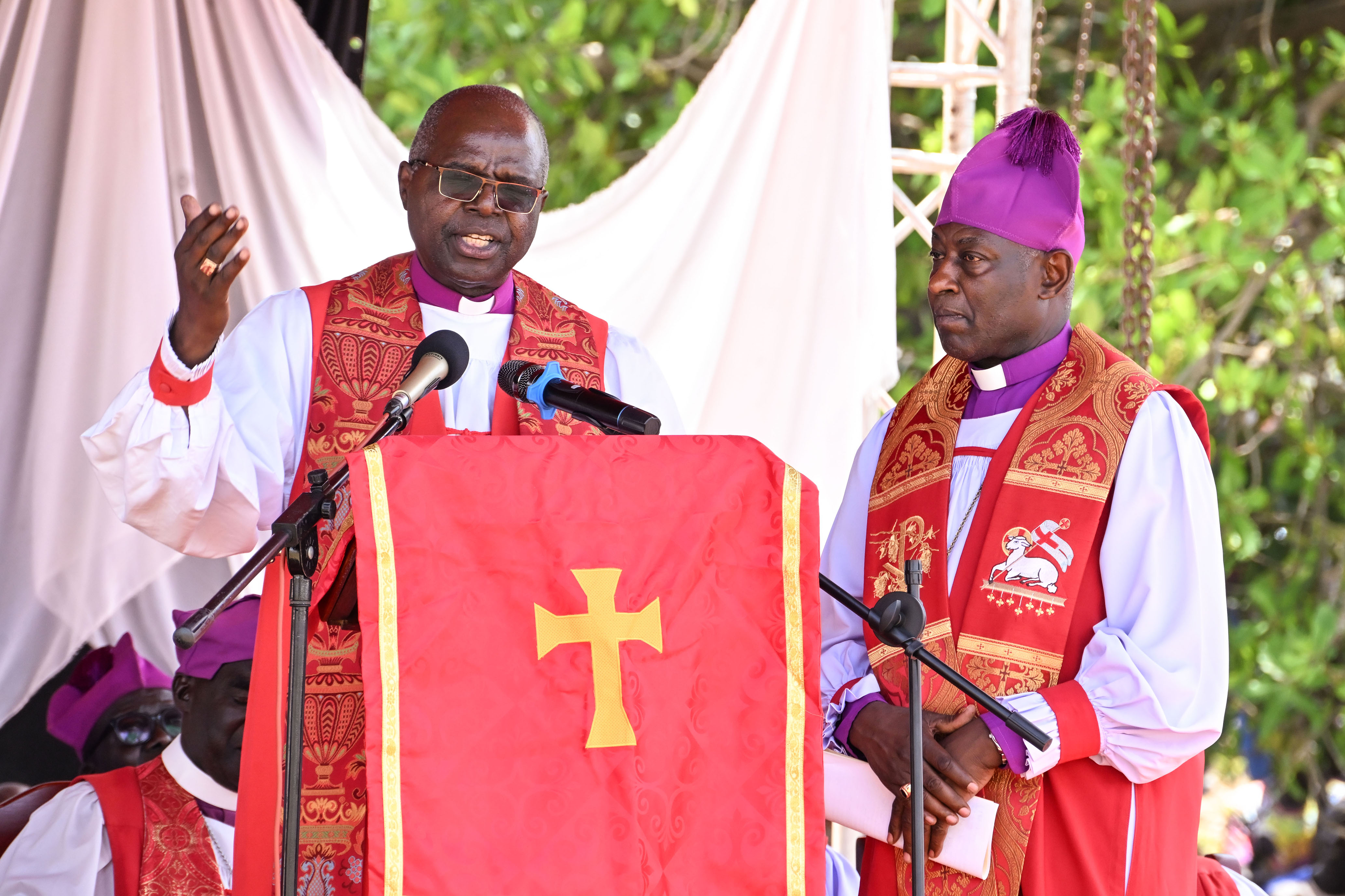 Former Archbishop Luke Orombi (L) and Archbishop Kaziimba Mugalu addressing pilgrims during Archbishop Janani Luwum day in Kigtum on Monday. (PPU Photo)