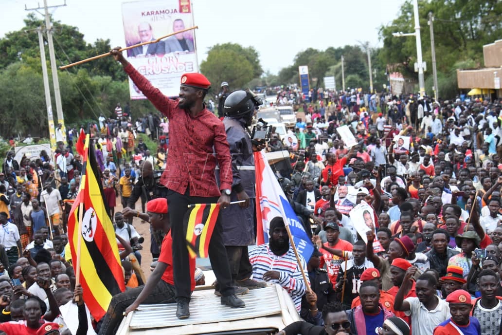 NUP presidential candidate Robert Kyagulanyi Ssentamu waving to supporters. (Credit: Ponsiano Nsimbi)