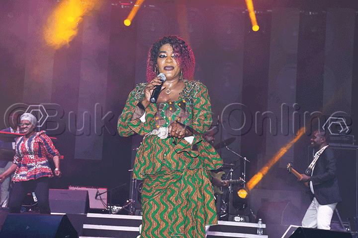 Omuyimbi Seka ng'asanyusa abagenyi be ku Serena. 